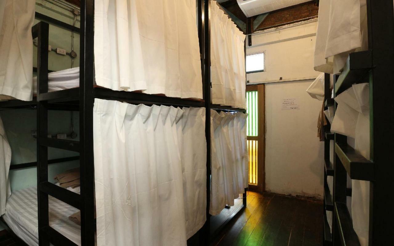 Nivas Siam Hostel Bangkok Bagian luar foto