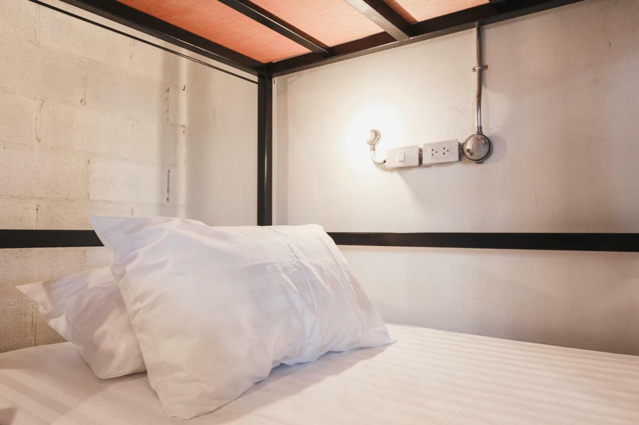 Nivas Siam Hostel Bangkok Bagian luar foto