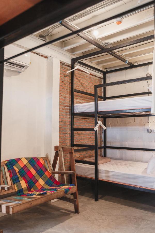 Nivas Siam Hostel Bangkok Bagian luar foto